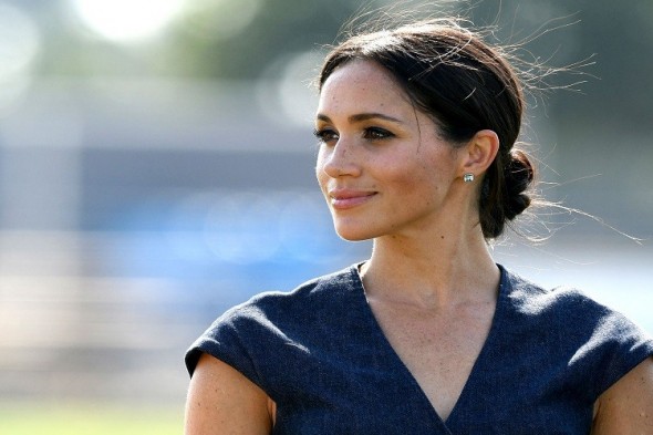 FOTO // 5 piese vestimentare care te ajută să obții stilul californian al lui Meghan Markle